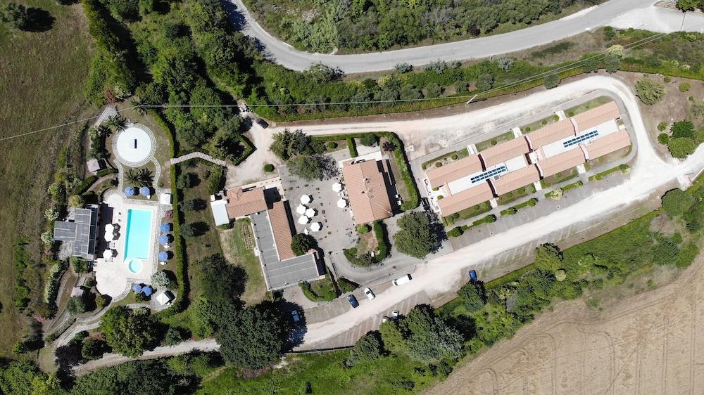 I Calanchi Country Y Restaurante Hotel 4*
