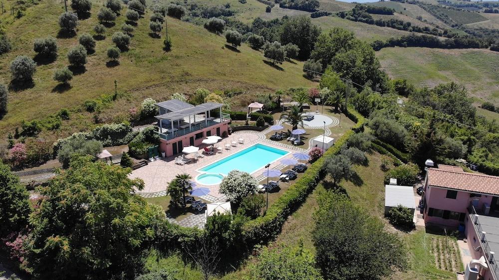 Country & I Calanchi Hotel